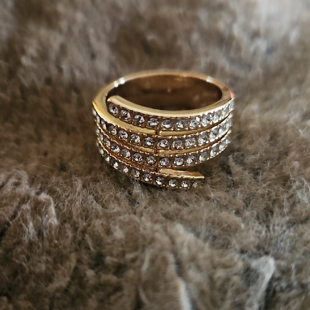 Gold and Silver Dual-Tone Ring with Elegant Design